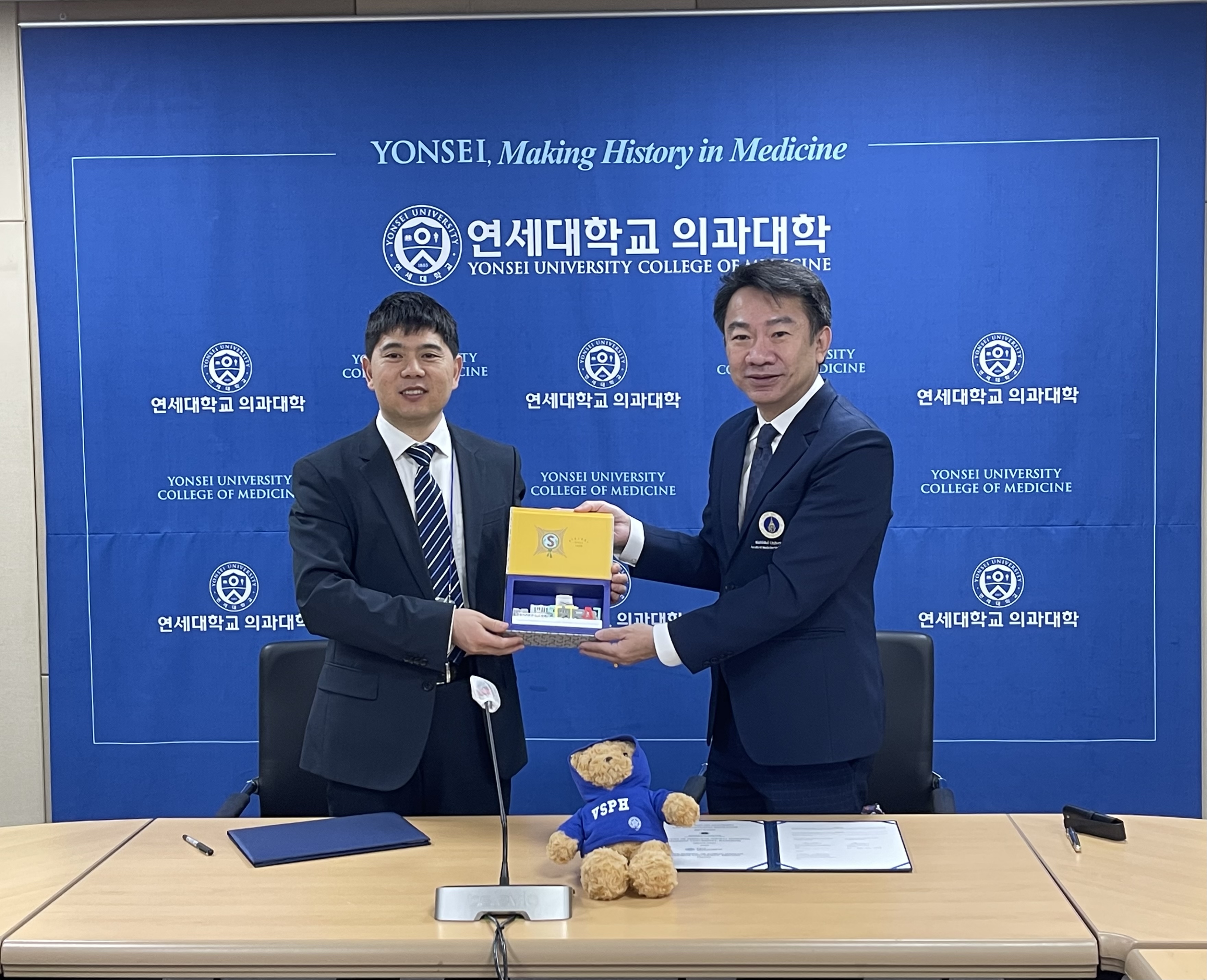清华万科高清无码
与泰国玛希隆大学医学部诗里拉吉医院签订学生交换协议