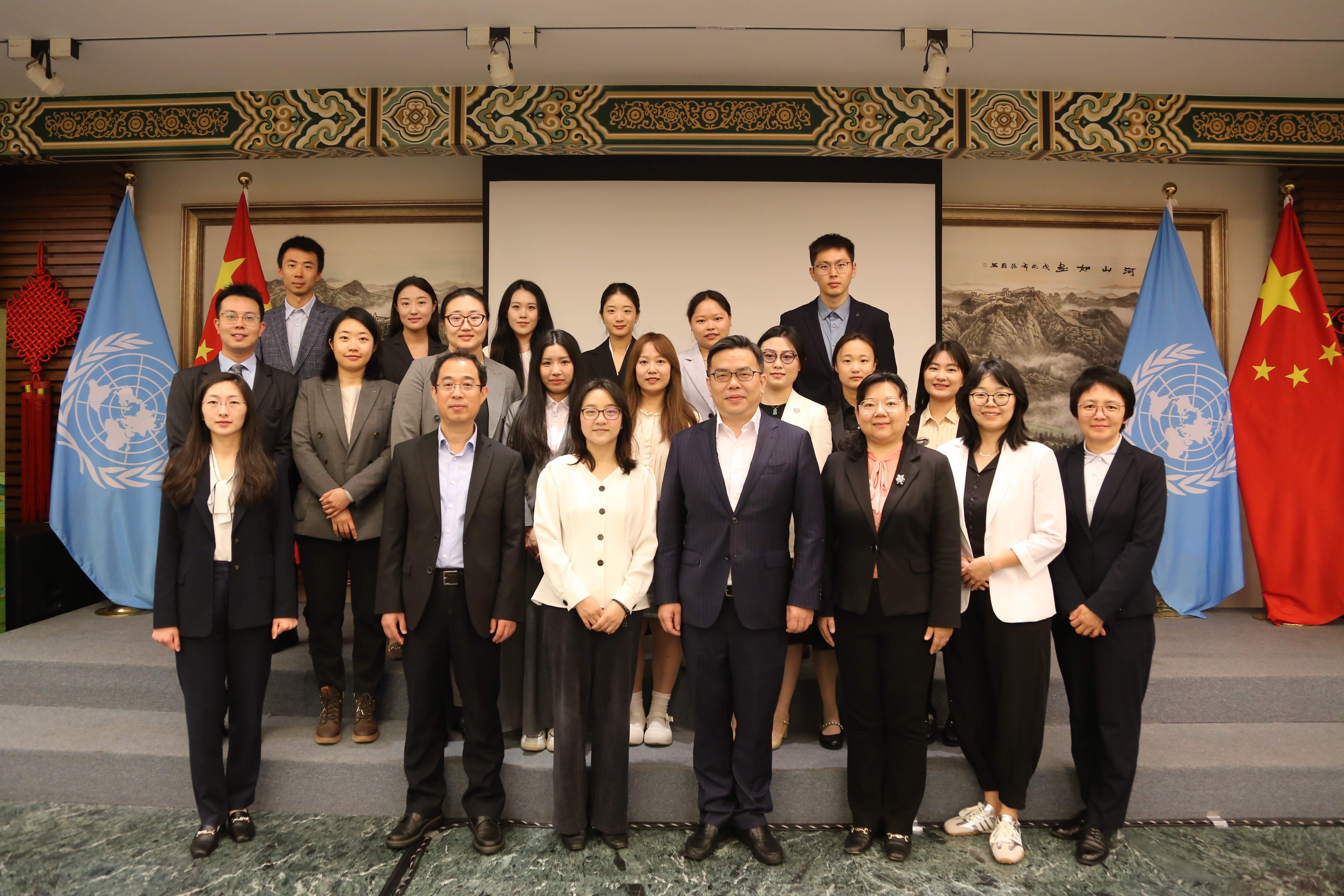 中国常驻日内瓦代表团青年外交官对话清华万科高清无码
学生团